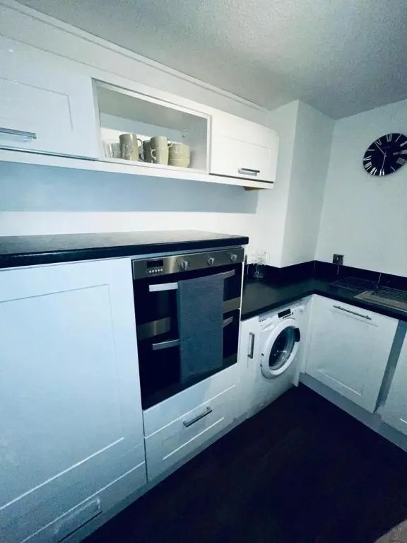 Superior 2 bedroom apartment with parking