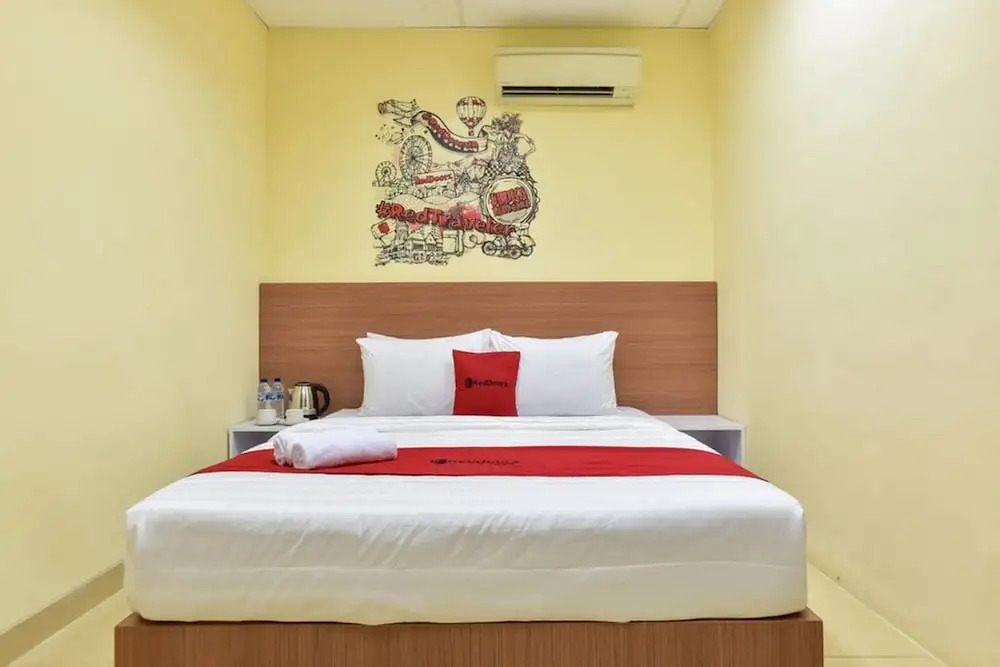 RedDoorz Plus near TIS Square
