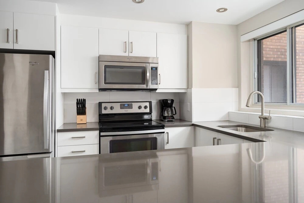 Bold Downtown Montréal Suites by Sonder