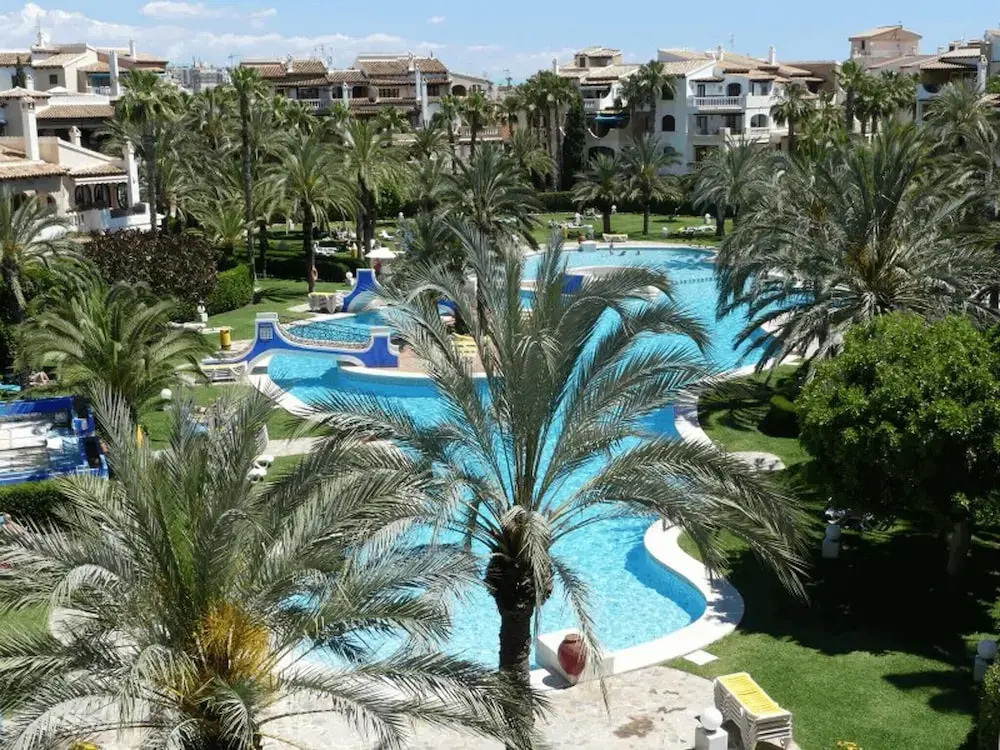 Comfortable Spacious Family House, Large Terrace and Garden, Beach and Bars