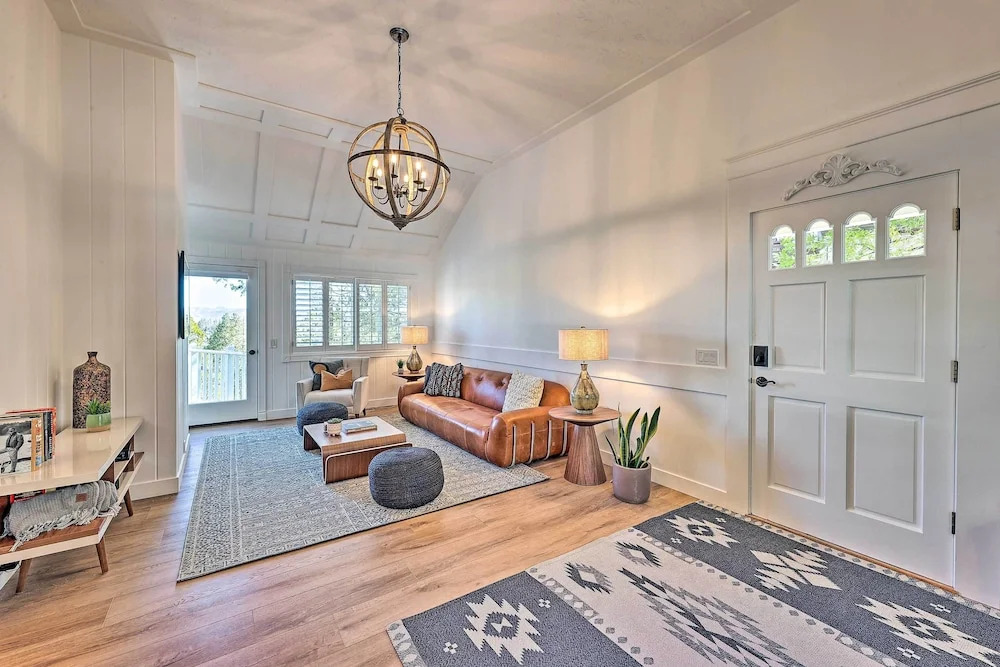 'ridgeline Retreat' w/ Mountain Lake Views!