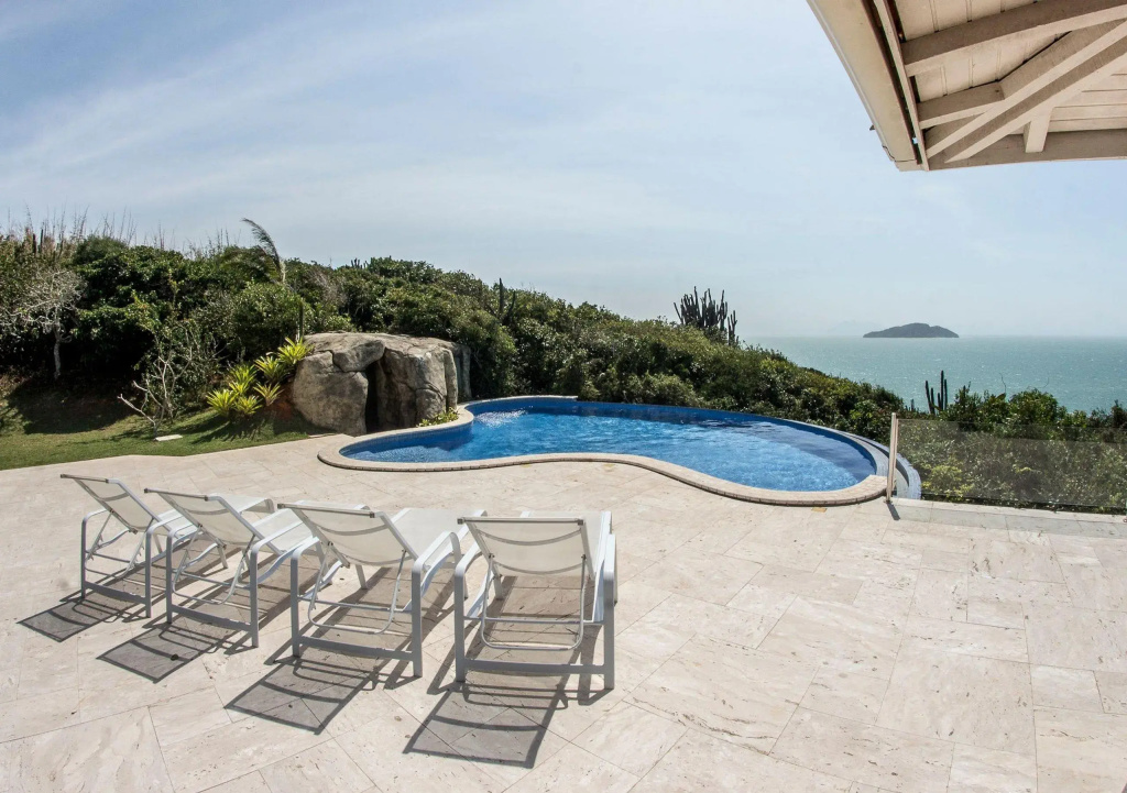 Exuberância & Acesso Direto à Praia da Tartaruga com Uma Vista Única Por Luxury Rentals