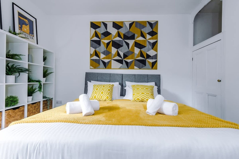 Stylish Spacious Home Great Location Sleeps 6