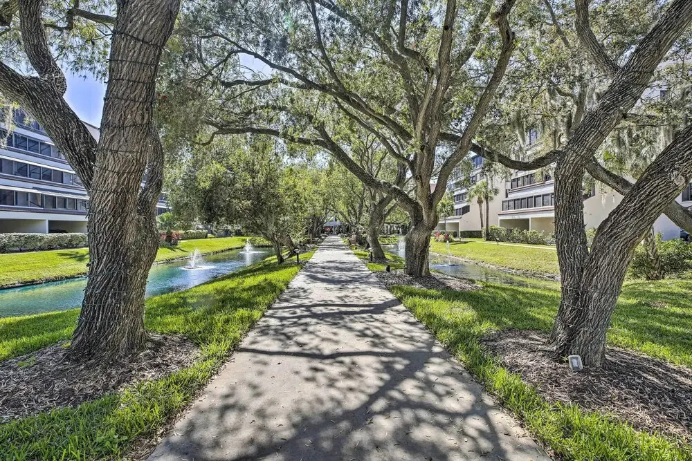 Sunny Siesta Key Condo w/ Beach Access + Pool!