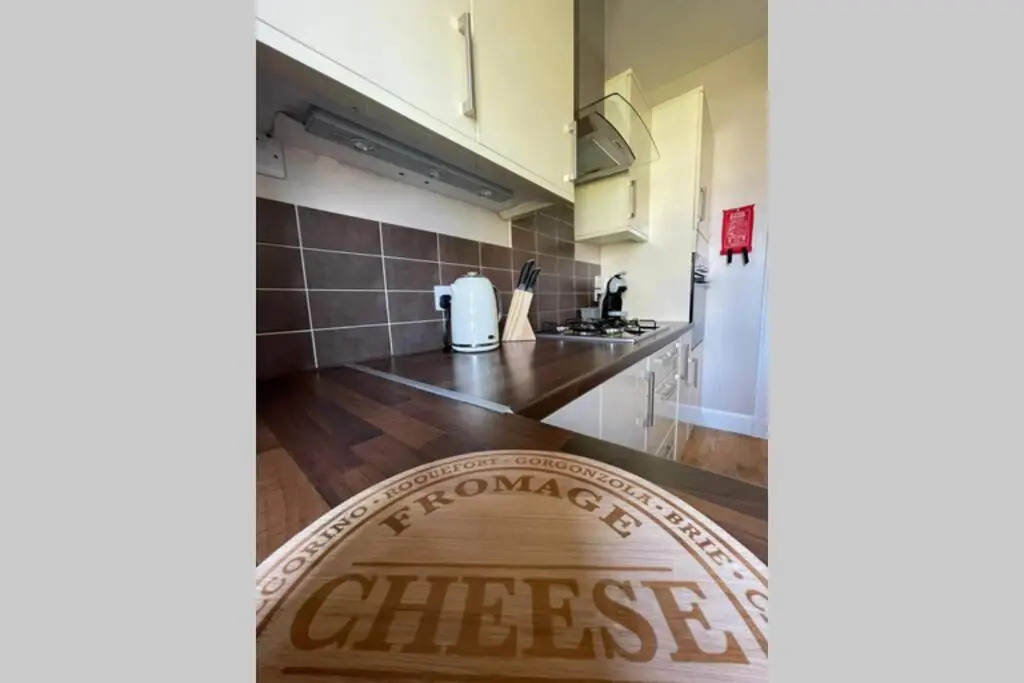 No 10 Immaculate City Centre, Top Floor 2 Bed Flat with Free Parking
