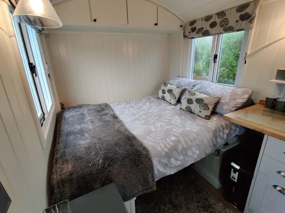 Duck House - 1 Bed Shepherds Hut - Gower