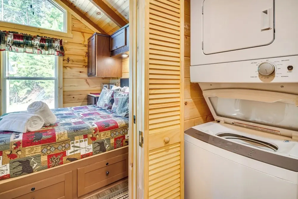7 Mi to Lake Lure: Mill Spring Cabin w/ Hot Tub