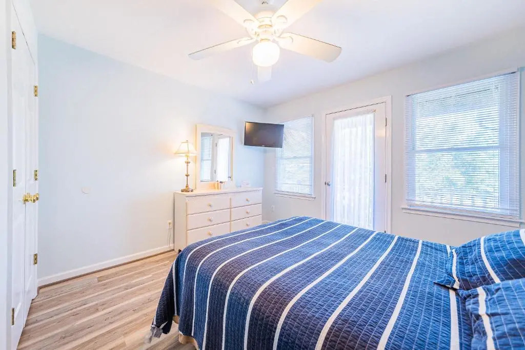 King BEEch - Southern Shores, 300 Yds to Beach, Ocean View, Pool, Hot Hub, Fenced Yard