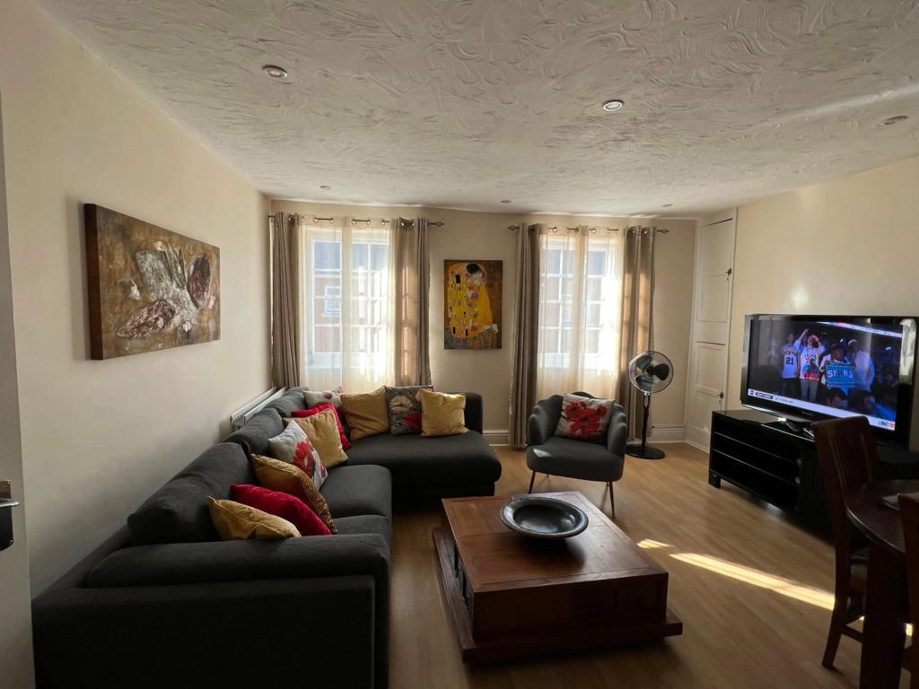 Stylish 2 Bedroom Apartment Yeovil Town Centre