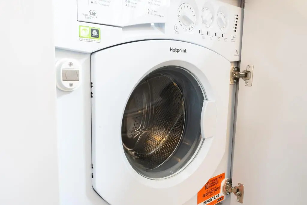 Premiere City Centre Apartment with Gated Parking and Excellent Feedback, Big Double Bedroom, Balcony, Courtyard Garden, Ideal for Long Stays, WFH, Getaways and Ongoing Contracts