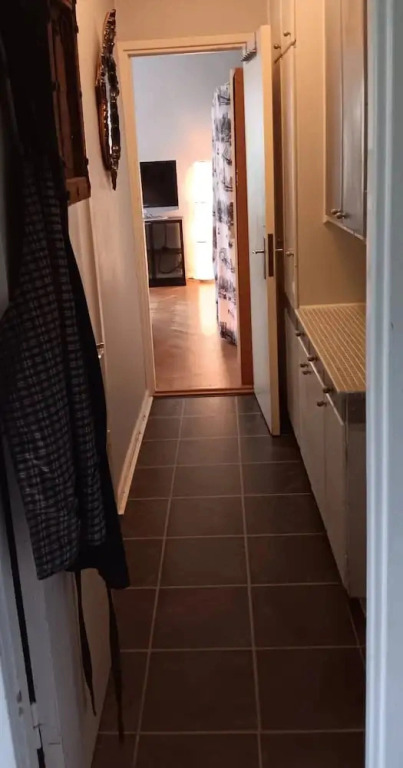 Room-room in Apartment Within Walking di