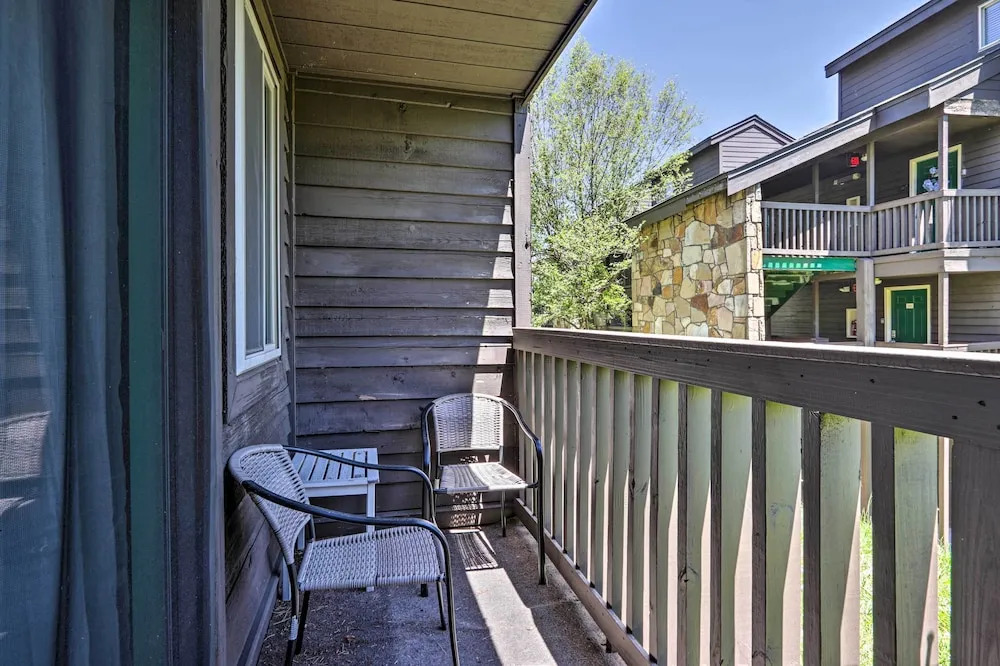 Condo w/ Pool & Grill Access ~ 4 Mi to Gatlinburg!