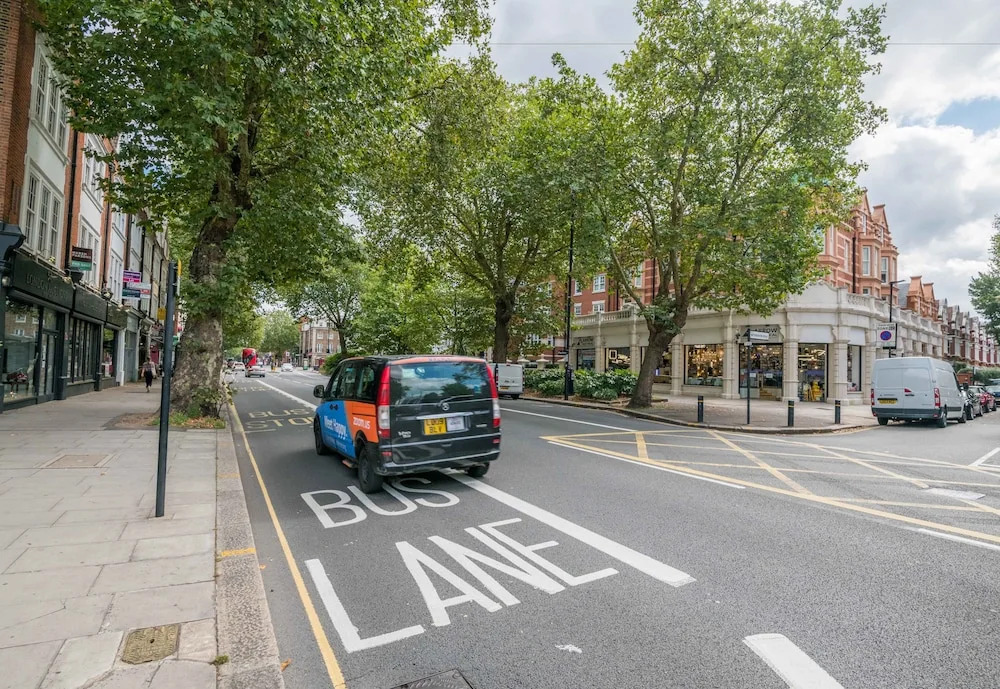 Comfortable Chiswick Home by Ravenscourt Park