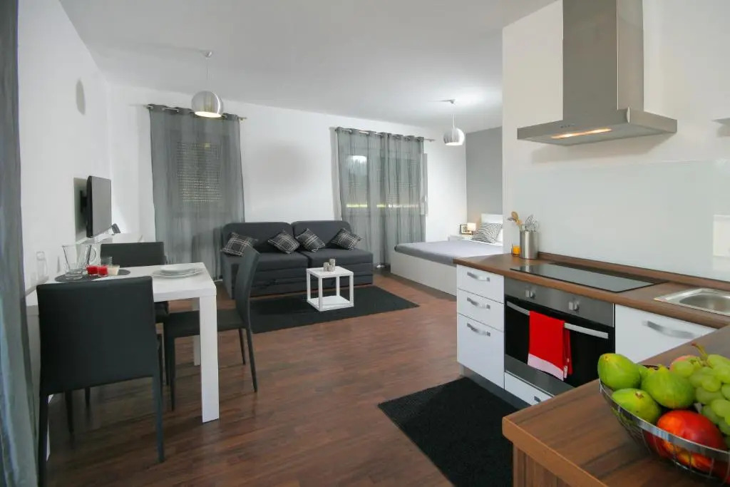 Charm Apartments And Rooms