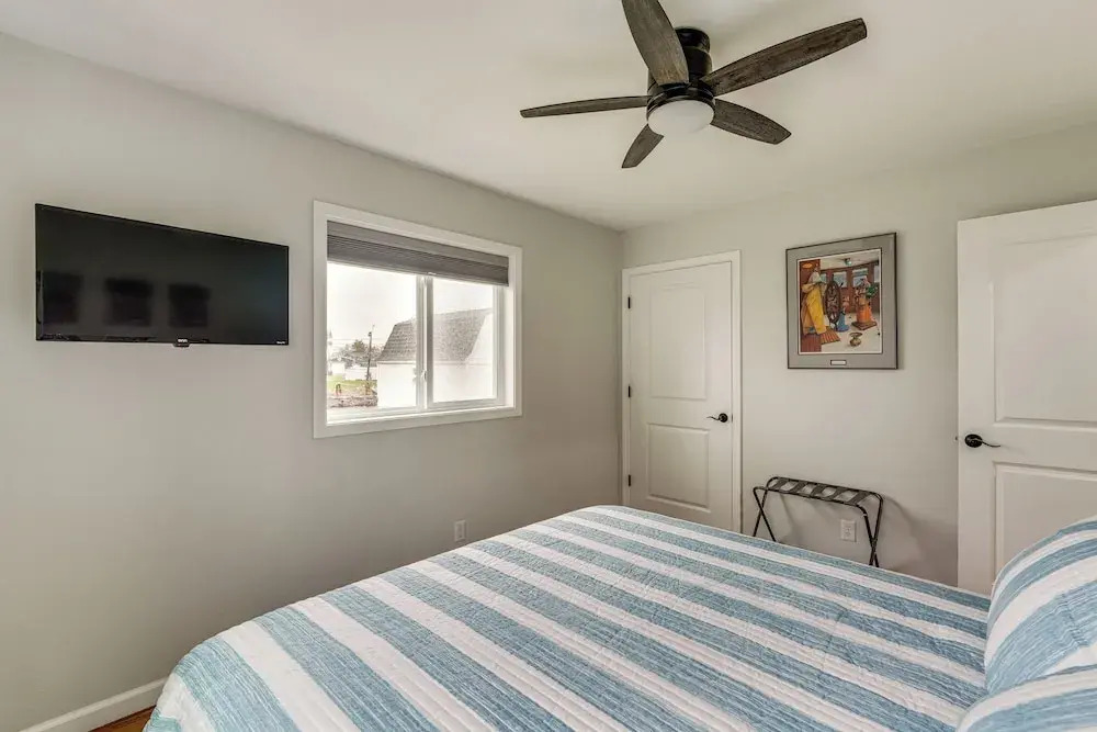 Walk to Lagoon Saloon! Chic Home on Nugent's Canal