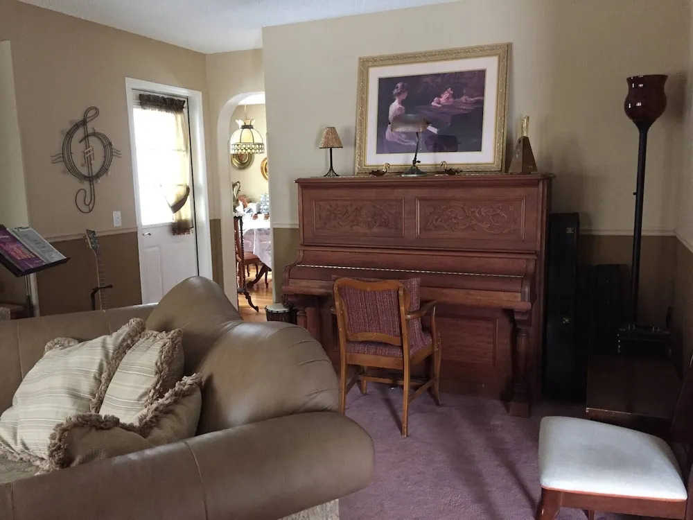 Charming Victorian Home in Okotoks Elegant Comfort & Modern Convenience