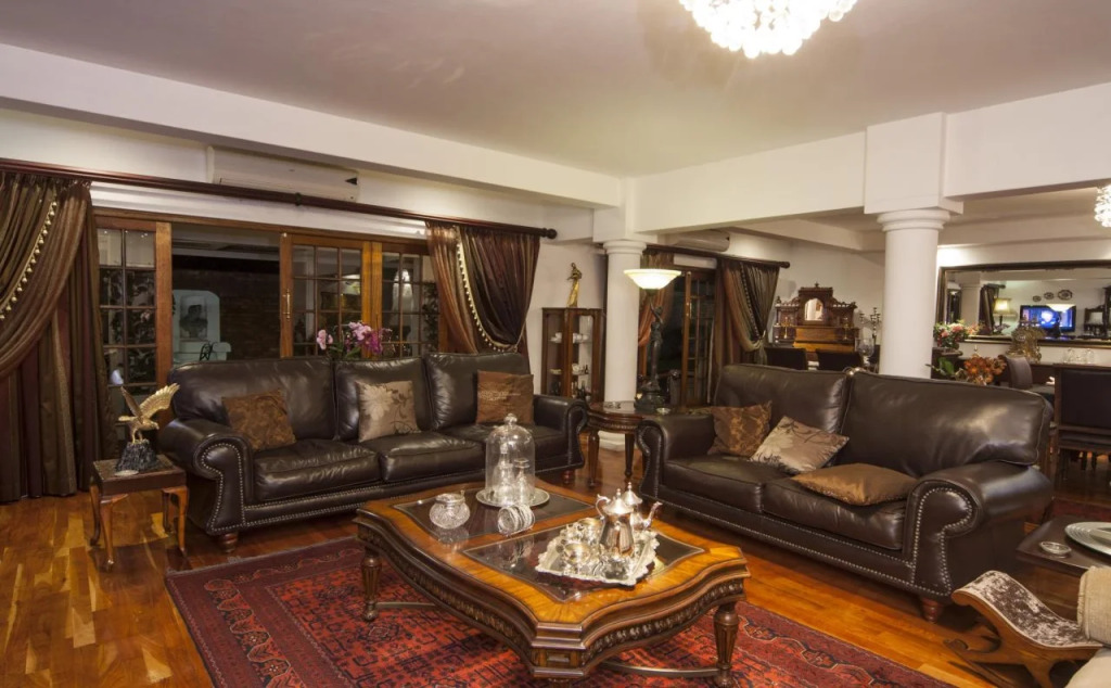 Aristo Manor