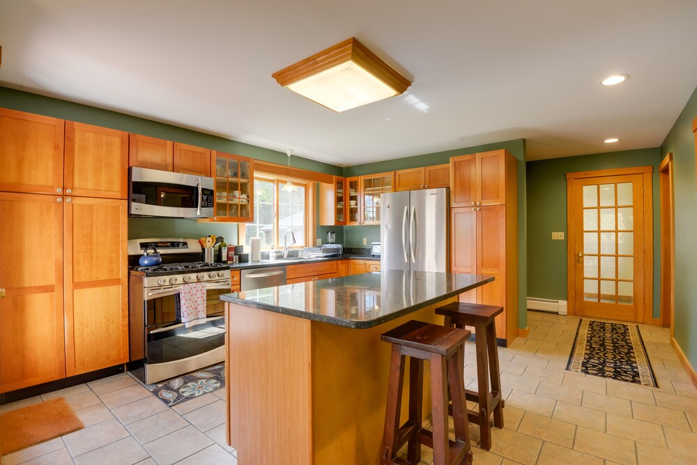 Charming Putney Home: Porch, Grill & Hiking Trails