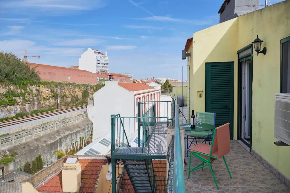Bright Apt W Balcony, Ac, Parking, By Timecooler