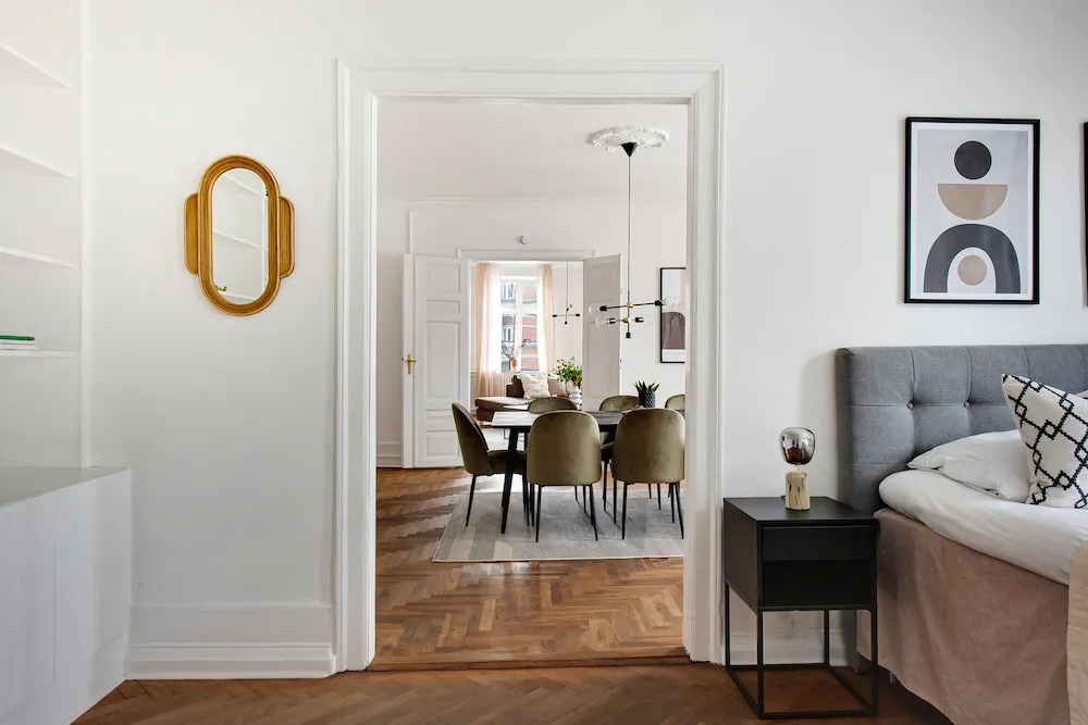 Square - Spacious 6-bdr Apt Near Nyhavn