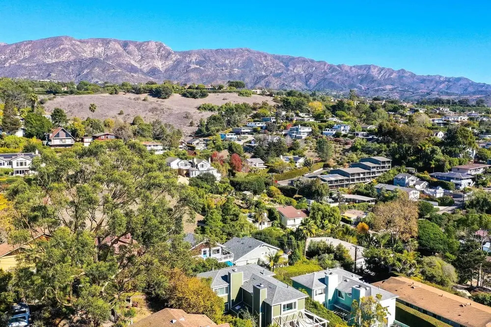 Cozy Cali Condo, Walk to Summerland Beach!