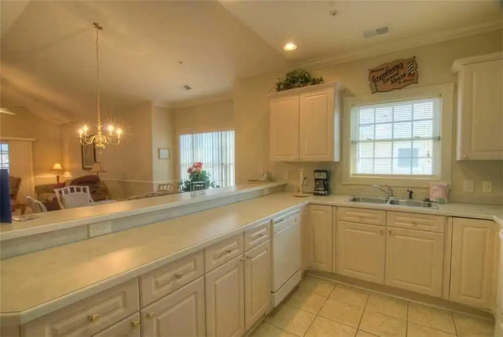 Magnolia Pointe 305-4889 Condo