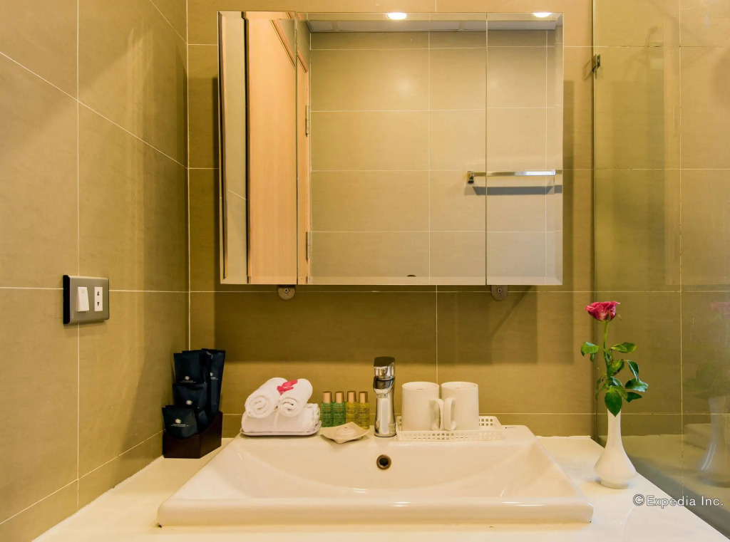 Golden Sunshine Villa Hotel and Travel