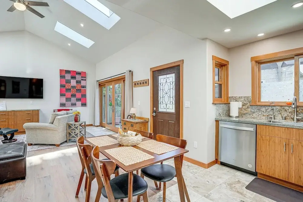 Alameda Studio w/ Patio: 3 Mi to Oakland Coliseum!