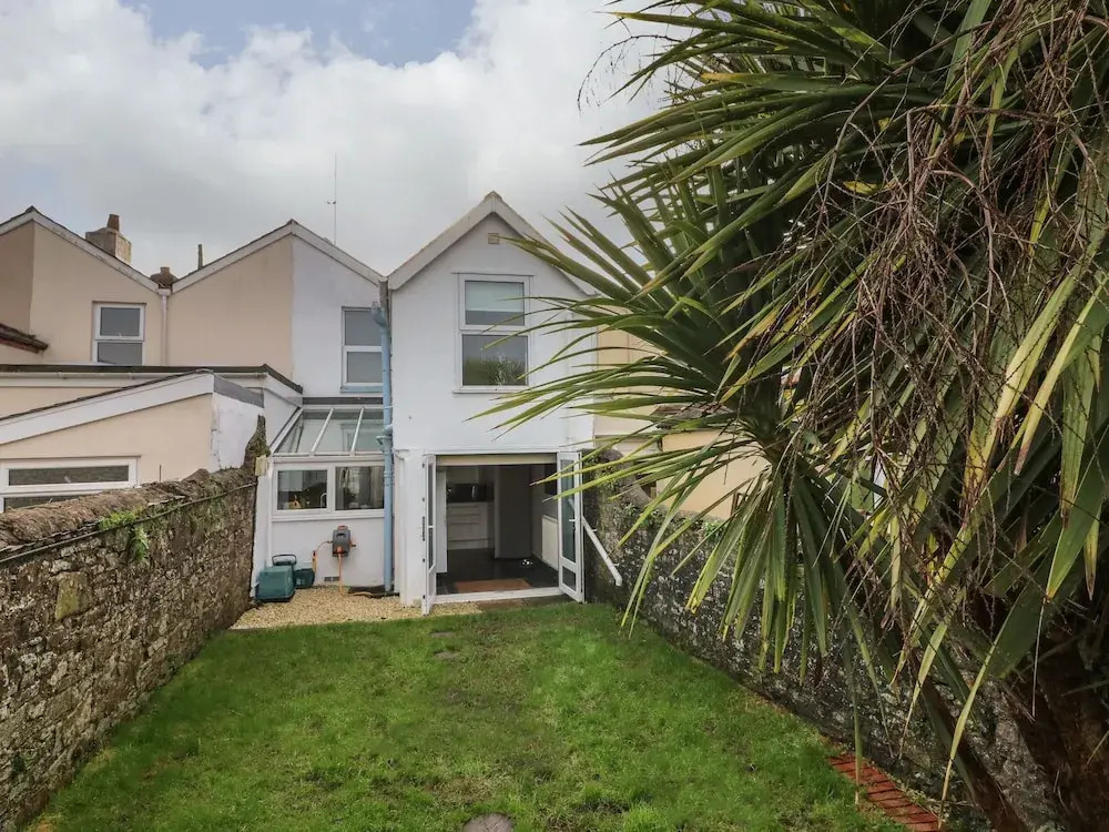 6 Milton Place