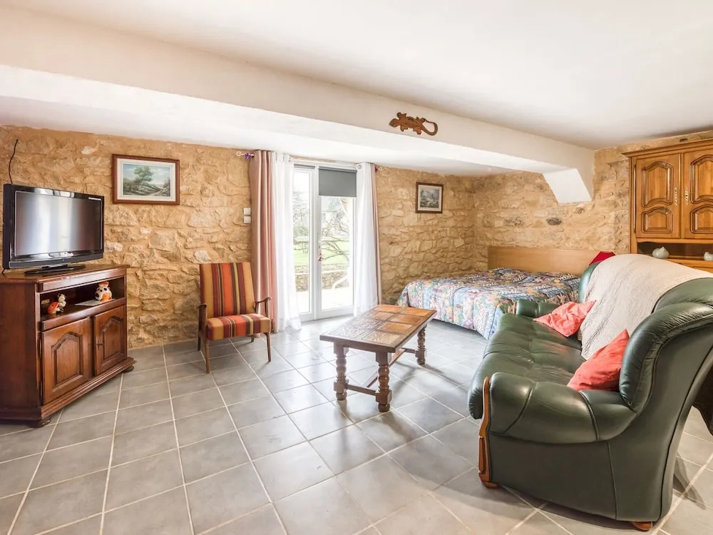 Accommodation With Pool and Large Garden Between Bergerac and Sarlat