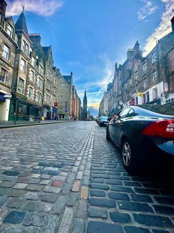 Cozy Edinburgh Apartment Escape