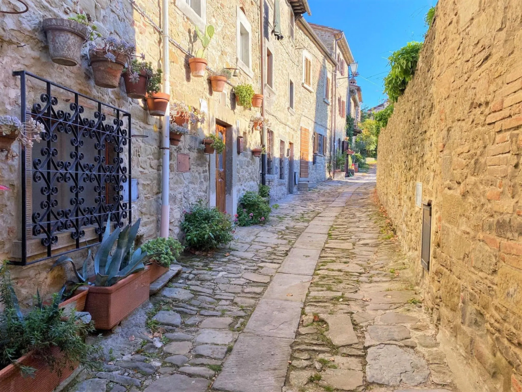 Spacious villa in Cortona with private pool