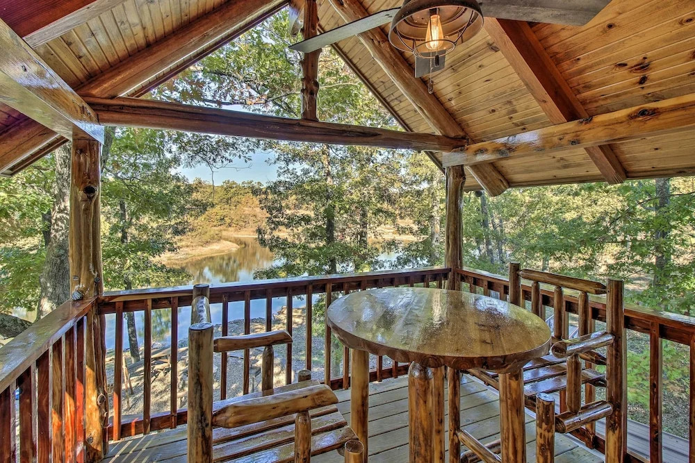Hot Tub & Fireplace! Macks Creek Cabin on 30 Acres