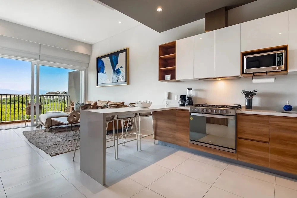 5th-floor apt Near the Ocean With Infinity Rooftop Pool, Balcony, Washer/dryer