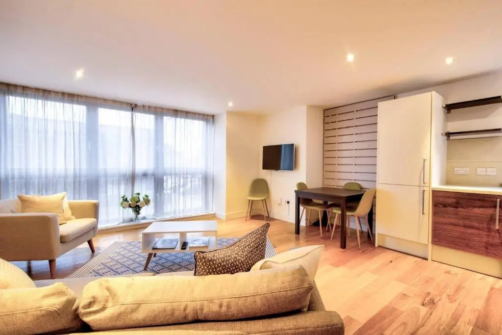 ALTIDO Stylish and Spacious 1bed home, short walk from the center