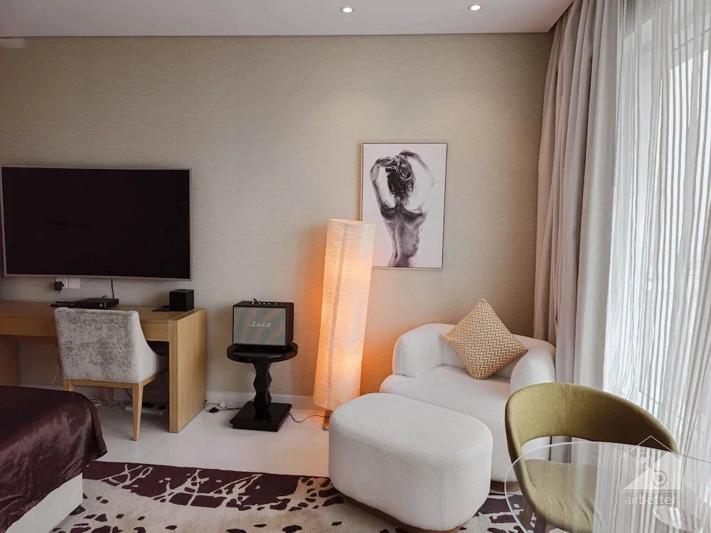 Maison Privee - Sleek and Sunny Apt in Business Bay w/ Canal Views