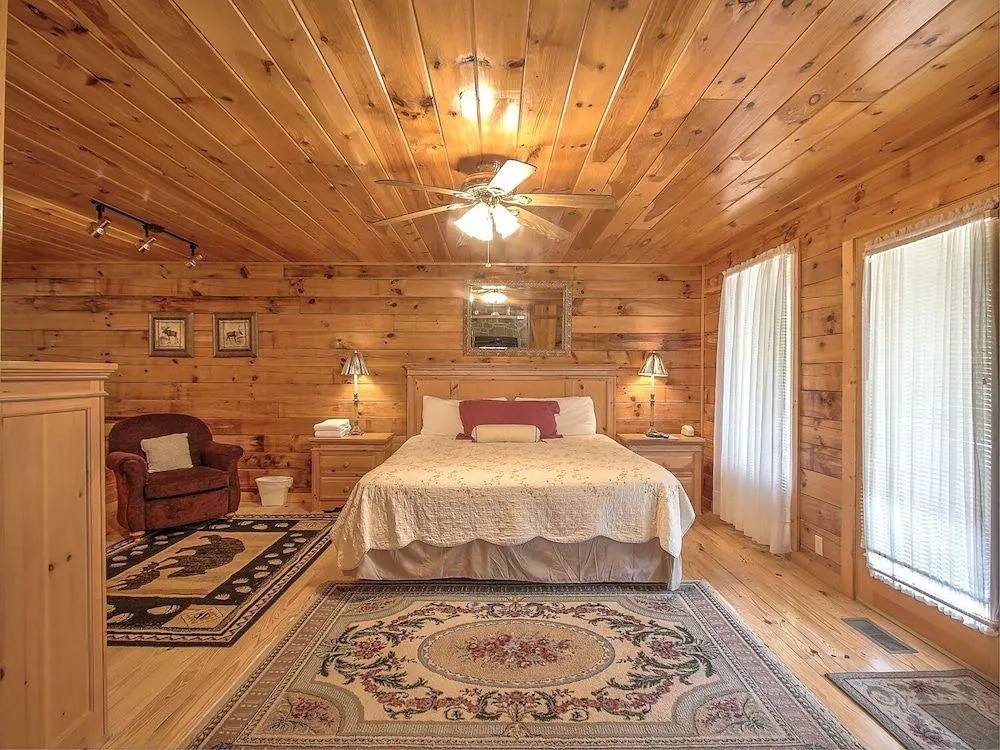Snuggled In 1 Bedroom 1 Bathroom Cabin