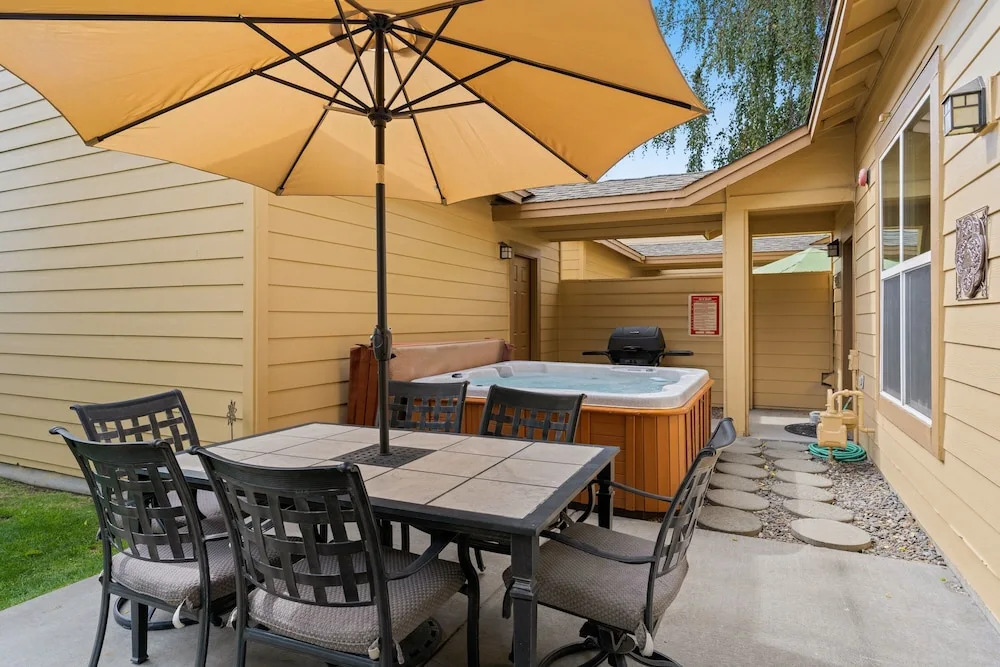 Old Mill Proxi 2 Bedroom Townhouse by RedAwning