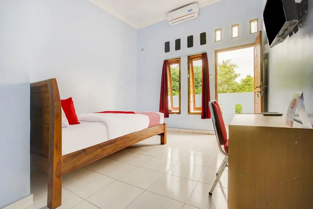 Azka Homestay Syariah by OYO Rooms