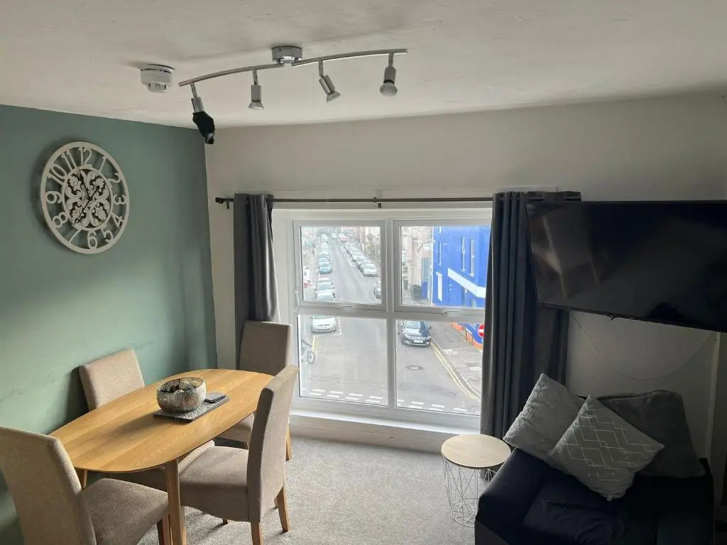 Topzy-Turvy - 1 Bedroom Apartment