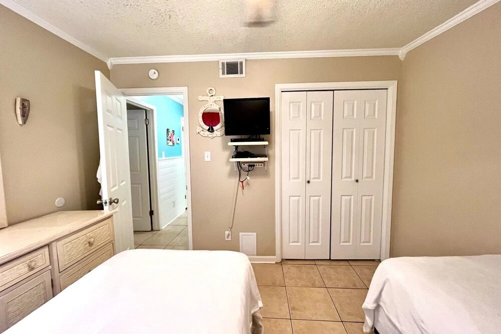 Sea Breeze 211 2 Bedroom Condo by Redawning