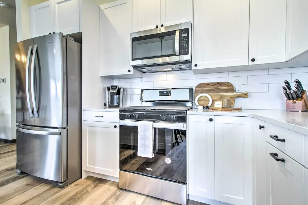 Modern Bozeman Family Townhome w/ Hot Tub!