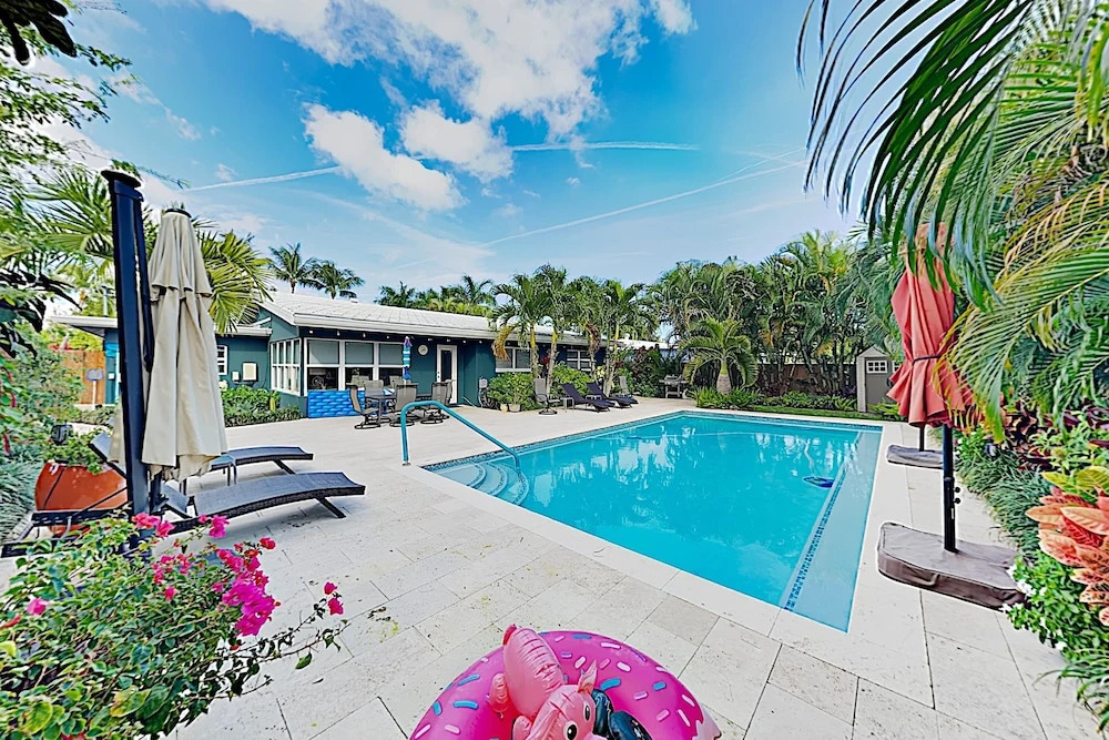 Lush Tropical W/ Private Pool - Near Beach 3 Bedroom Home