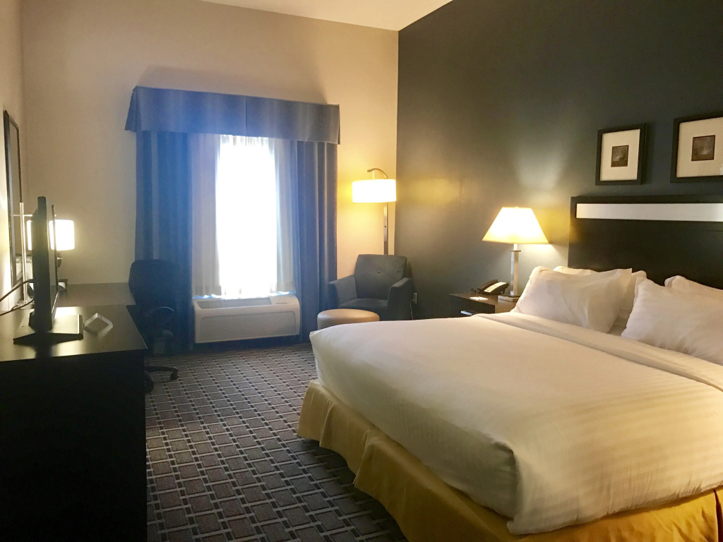 Holiday Inn Express & Suites Morton Peoria Area by IHG