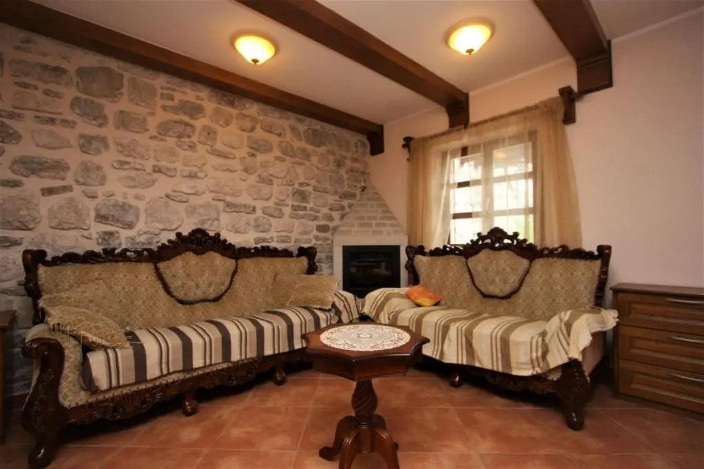 Antique 3 BR House next to Admiral