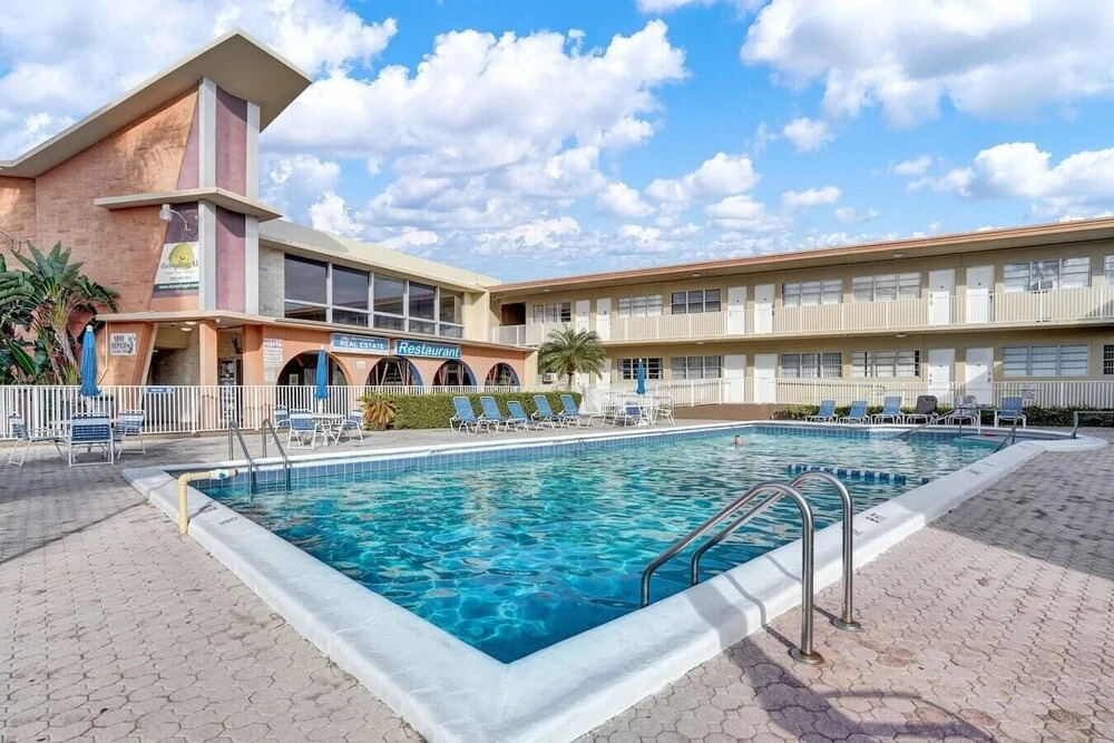 Lovely 2br/1bath, Hallandale Beach, Outdoor Pool & Free Parking!