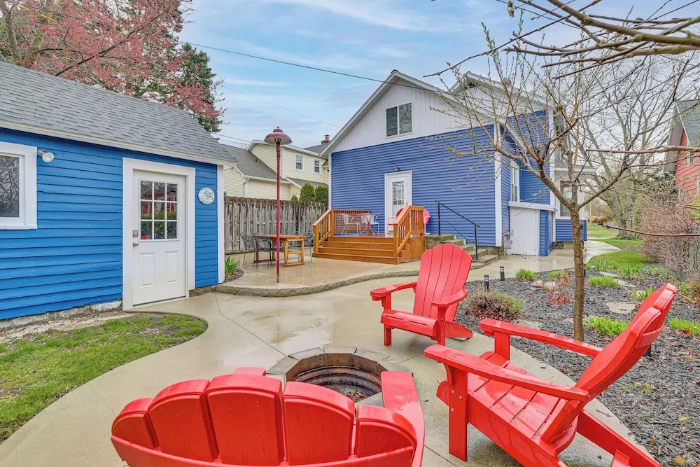 Ludington Home w/ 6 Bicycles < 1 Mi to Beach!