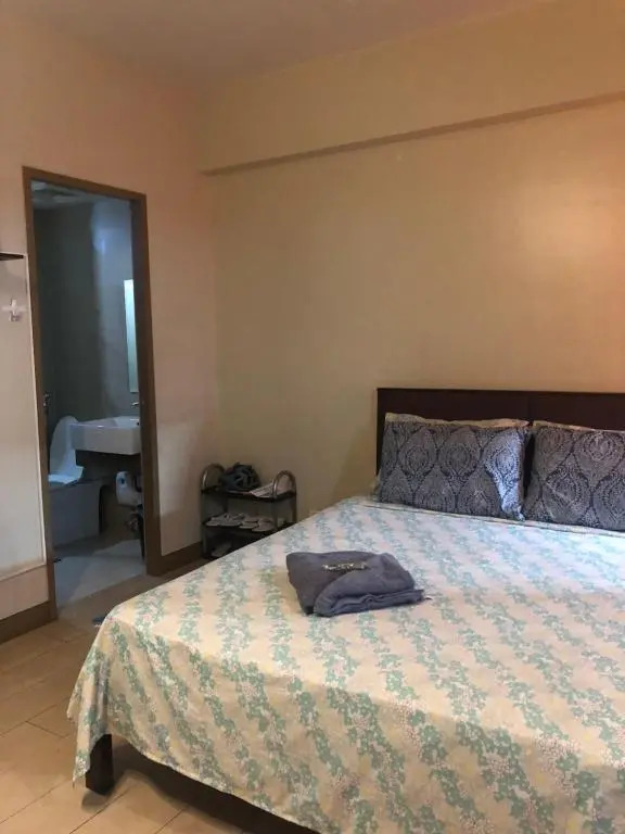 Favila Condotel unit in Palmtree Villas Newport City walking distance to Airport terminal 3 Accessable to Airport terminal 1 &2