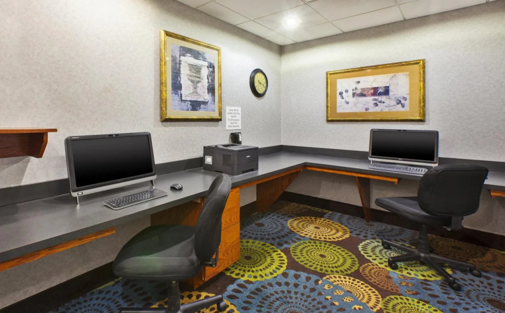 Holiday Inn Express Hotel & Suites - Belleville Area by IHG