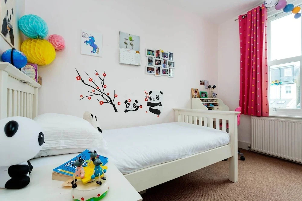 Terraced Home in Tranquil Wimbledon